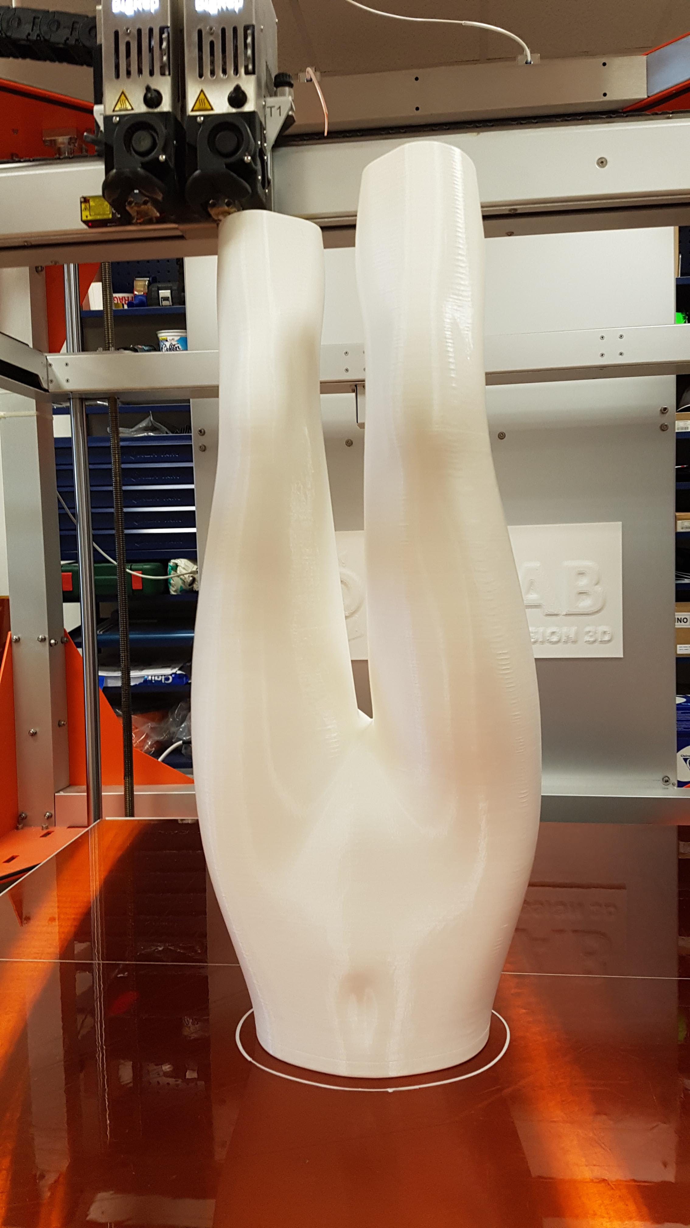 Prototype 3D printing half mannequin lower legs – lab